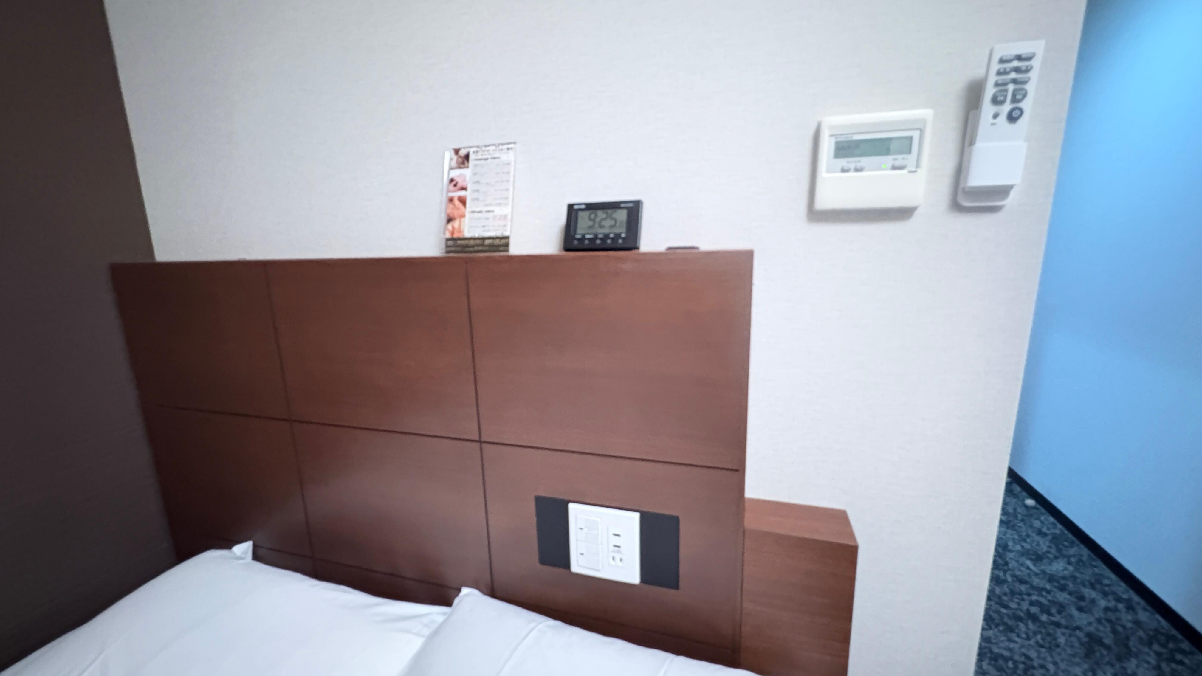 枕元にエアコンも照明も電源もあり便利