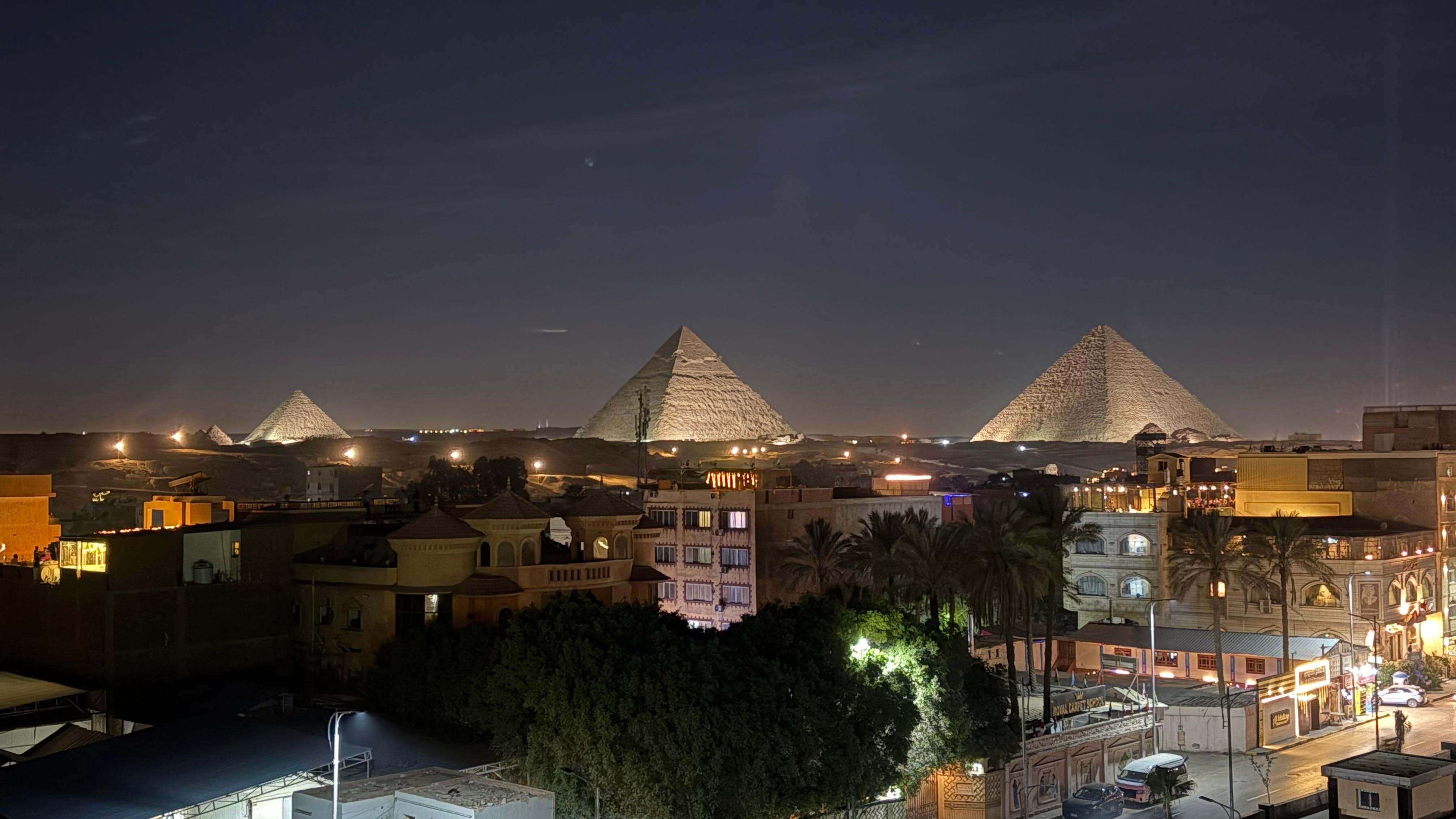 バルコニーから見たピラミッド