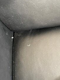 Fußnägel auf dem Sofa