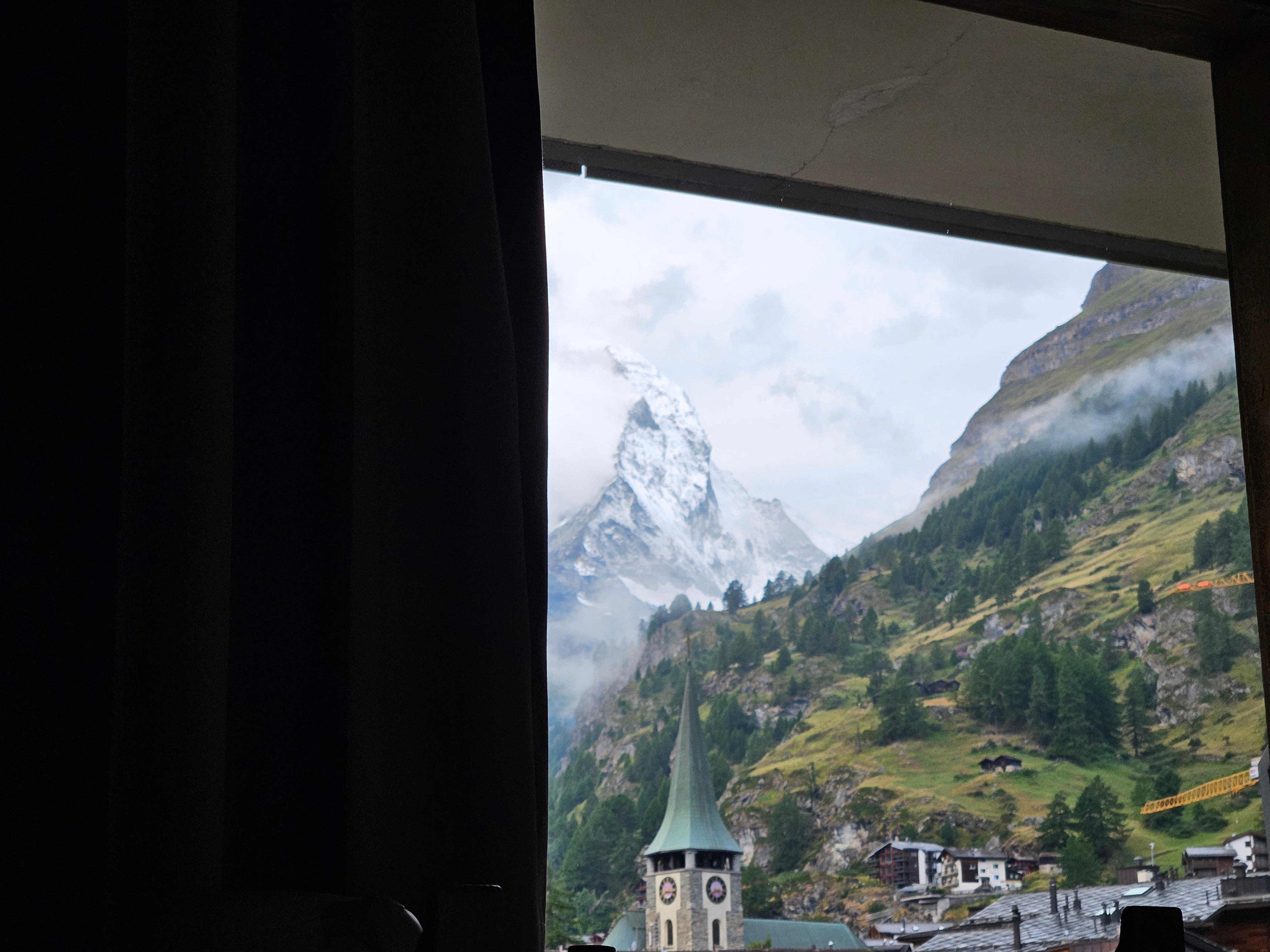 아침에 눈 뜨자마자 보이는 뷰 (커튼 반쯤 친 상태)