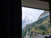 아침에 눈 뜨자마자 보이는 뷰 (커튼 반쯤 친 상태)