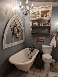 Primary en-suite bathroom
