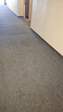Pisos sucios pasillo habitaciones