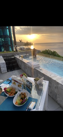 Mindre sittpooler vid restaurangen, kan användas av alla matgäster.