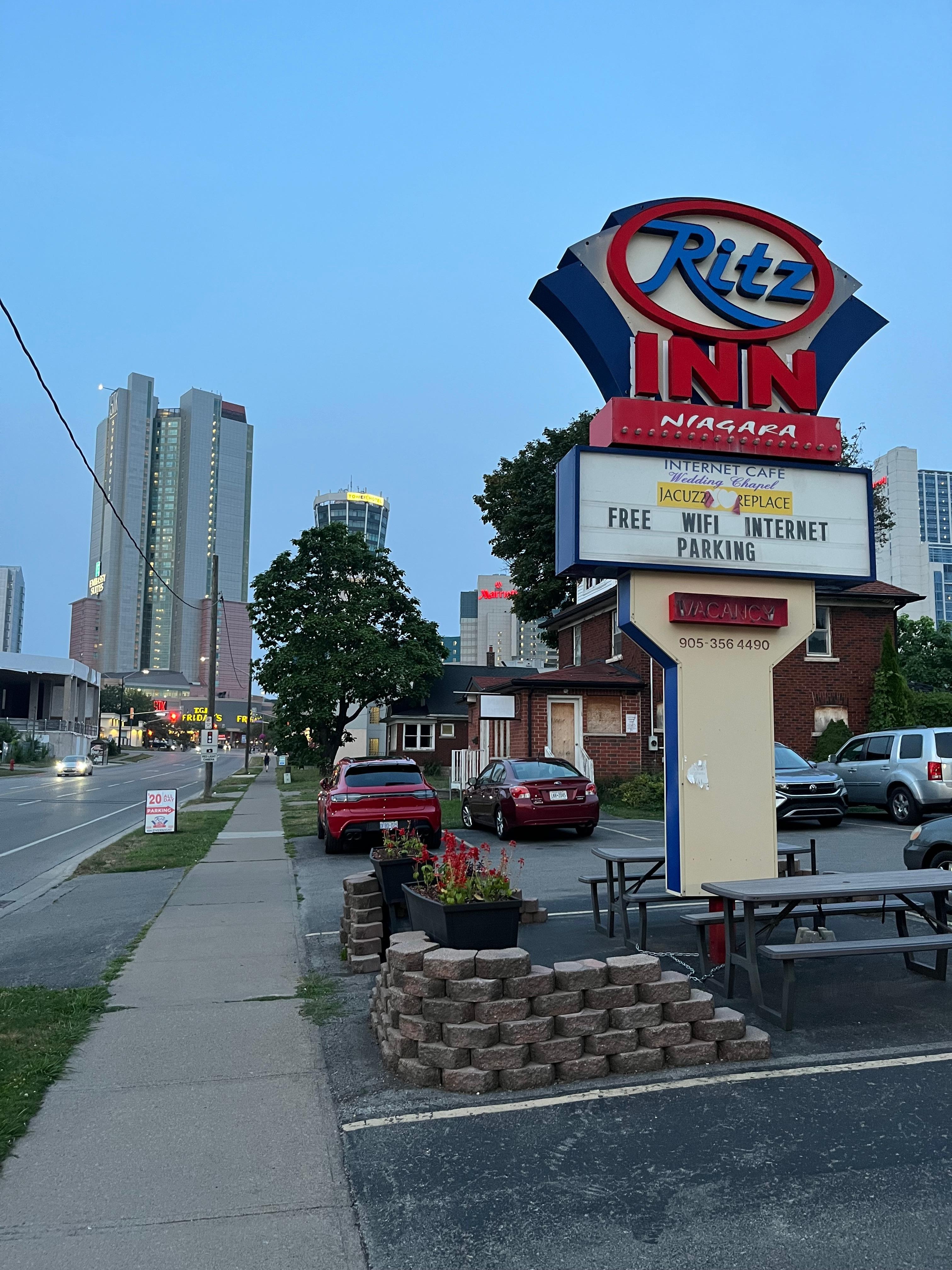 The sign is a lie. You have to pay for parking. And also shows how close it is to walk downtown.