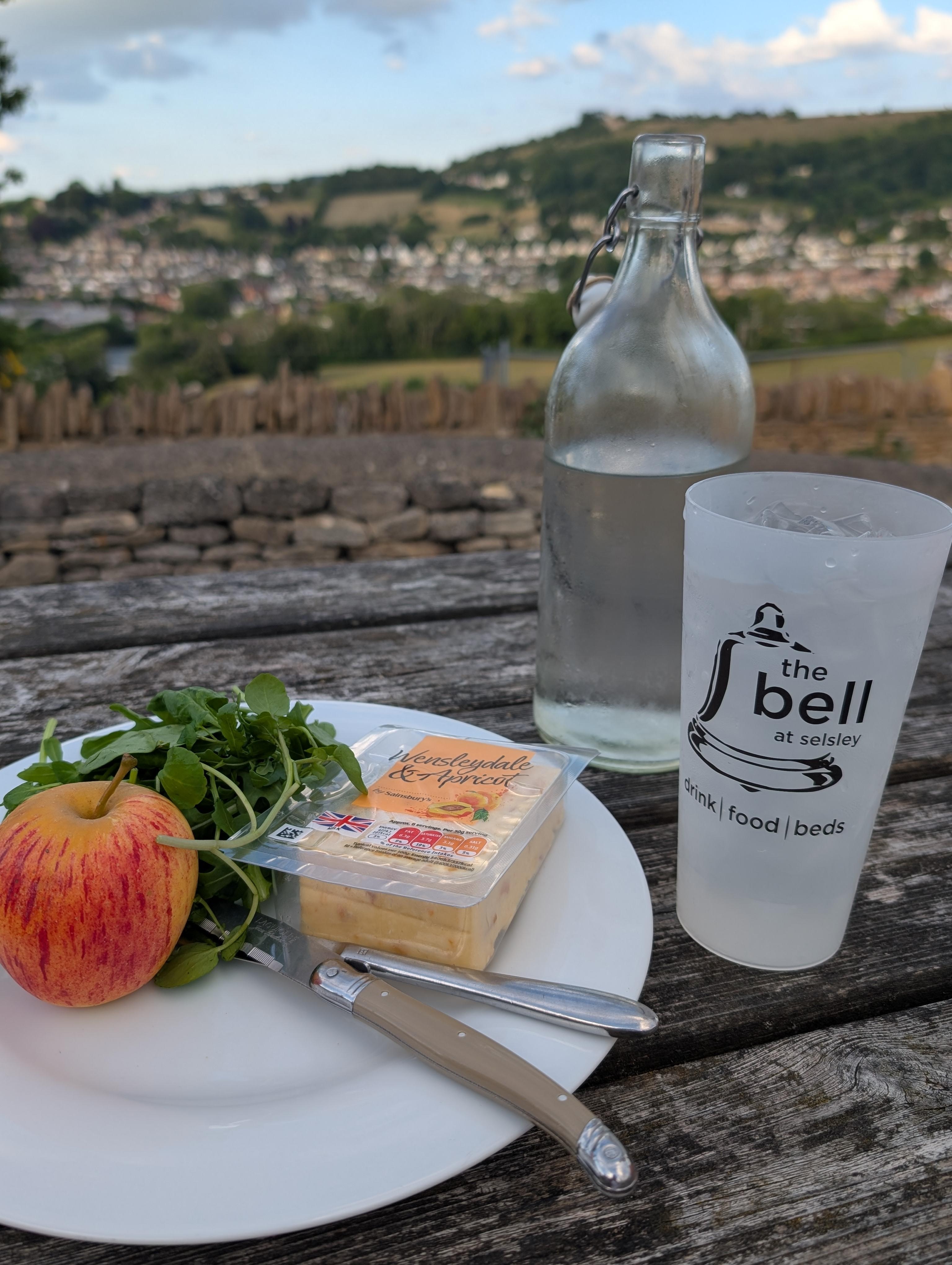 I arrived on Monday with the restaurant closed. Sarah found me and provides water and ice for my picnic! 