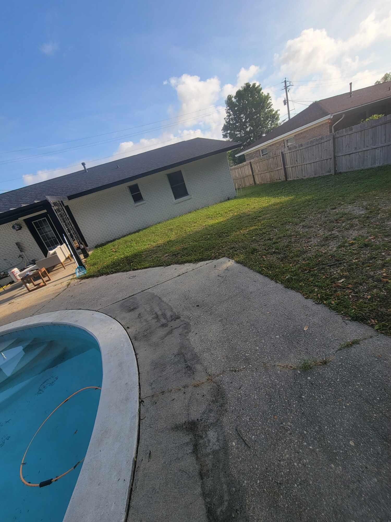 Pool has no pool liner