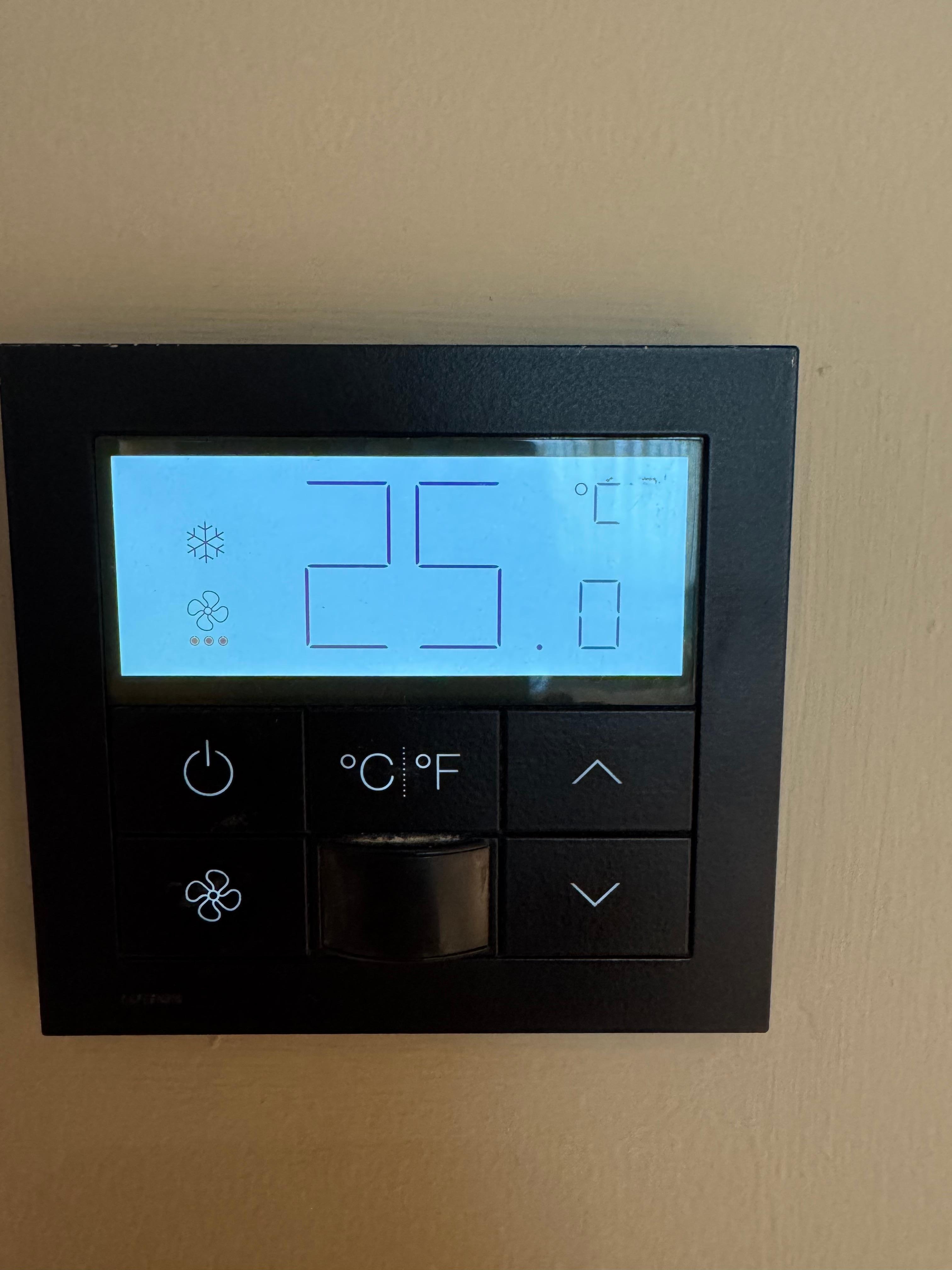 冷氣會自動調回25度，外出後回房間很熱