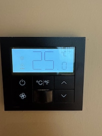 冷氣會自動調回25度,外出後回房間很熱