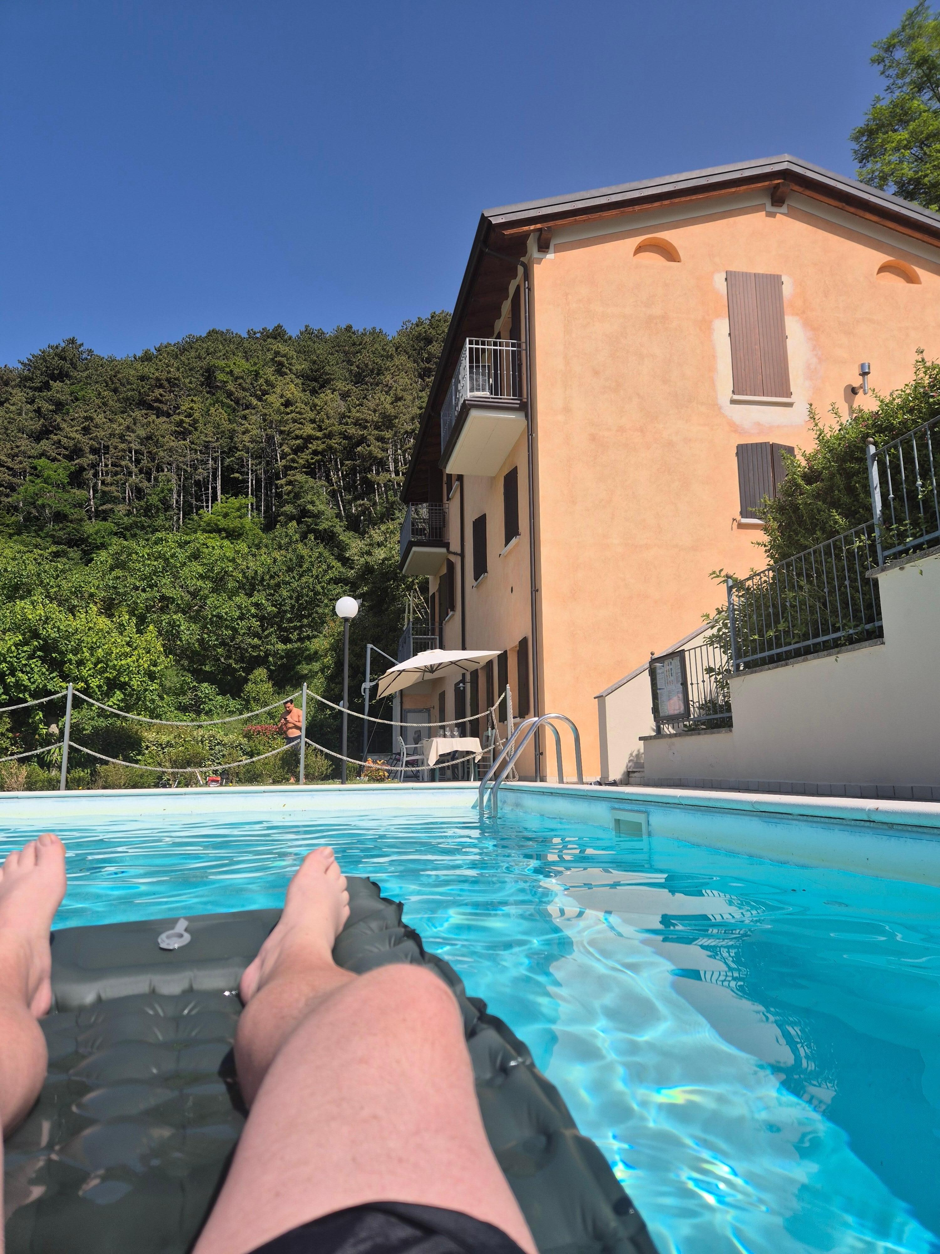 Ansicht des Hauses vom Pool aus 