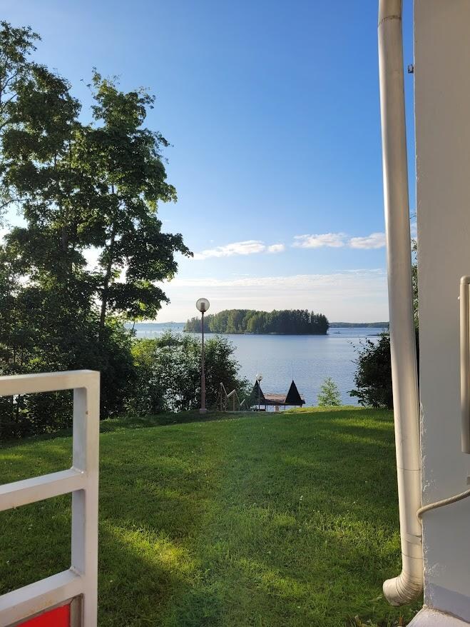 Näkymä viistosti terassilta. 