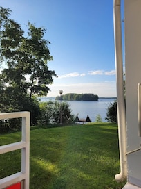 Näkymä viistosti terassilta.