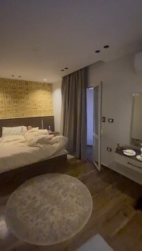 Double kingside bedroom with PIRAMIDS view balcony