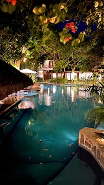 Piscina ao lado dos chalés