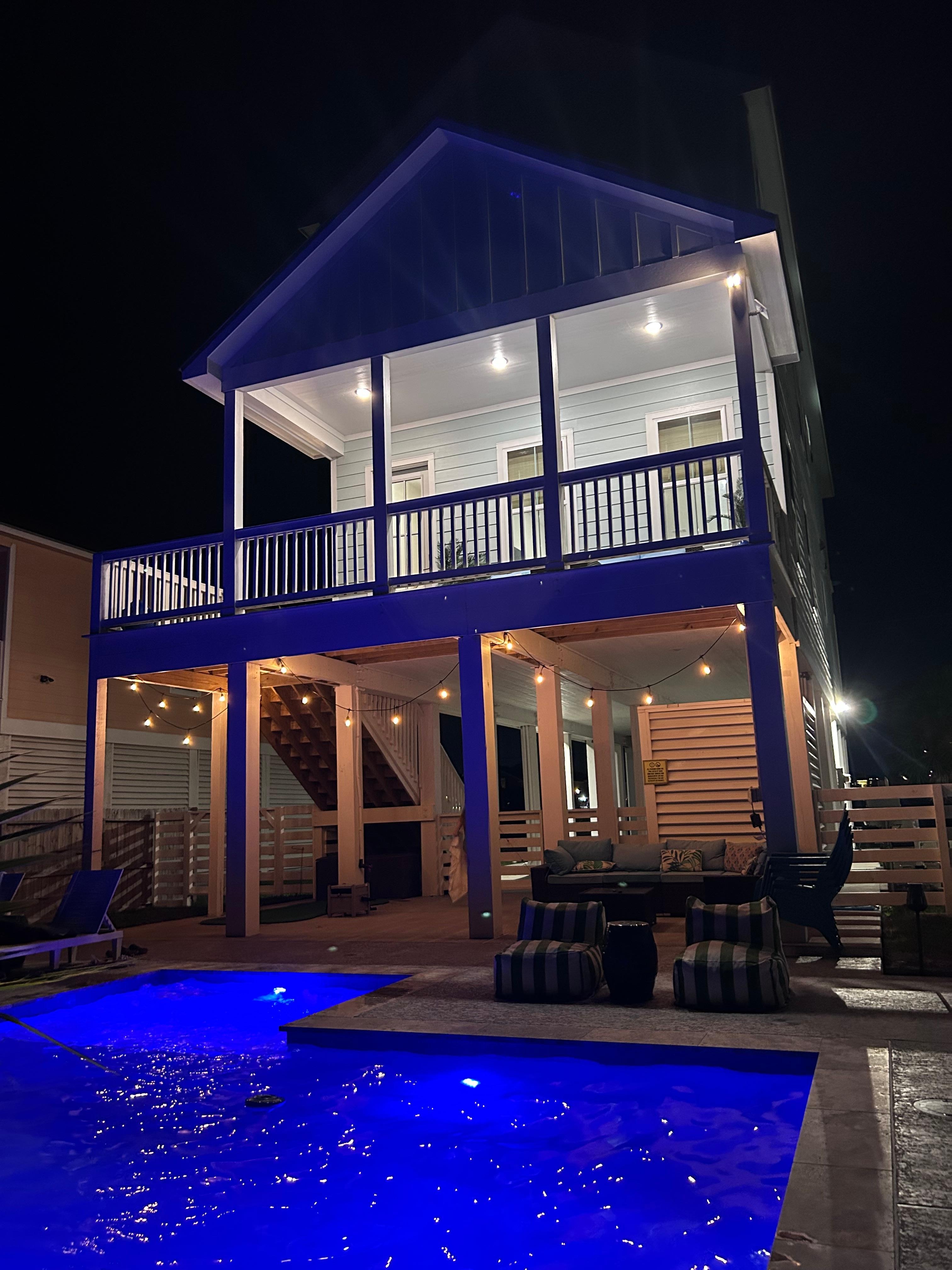 Back of house with the pool