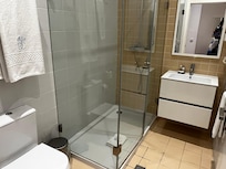 Banheiro com box espaçoso