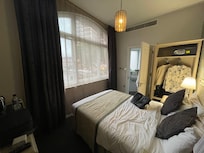 Litet rum, men stort härligt fönster.