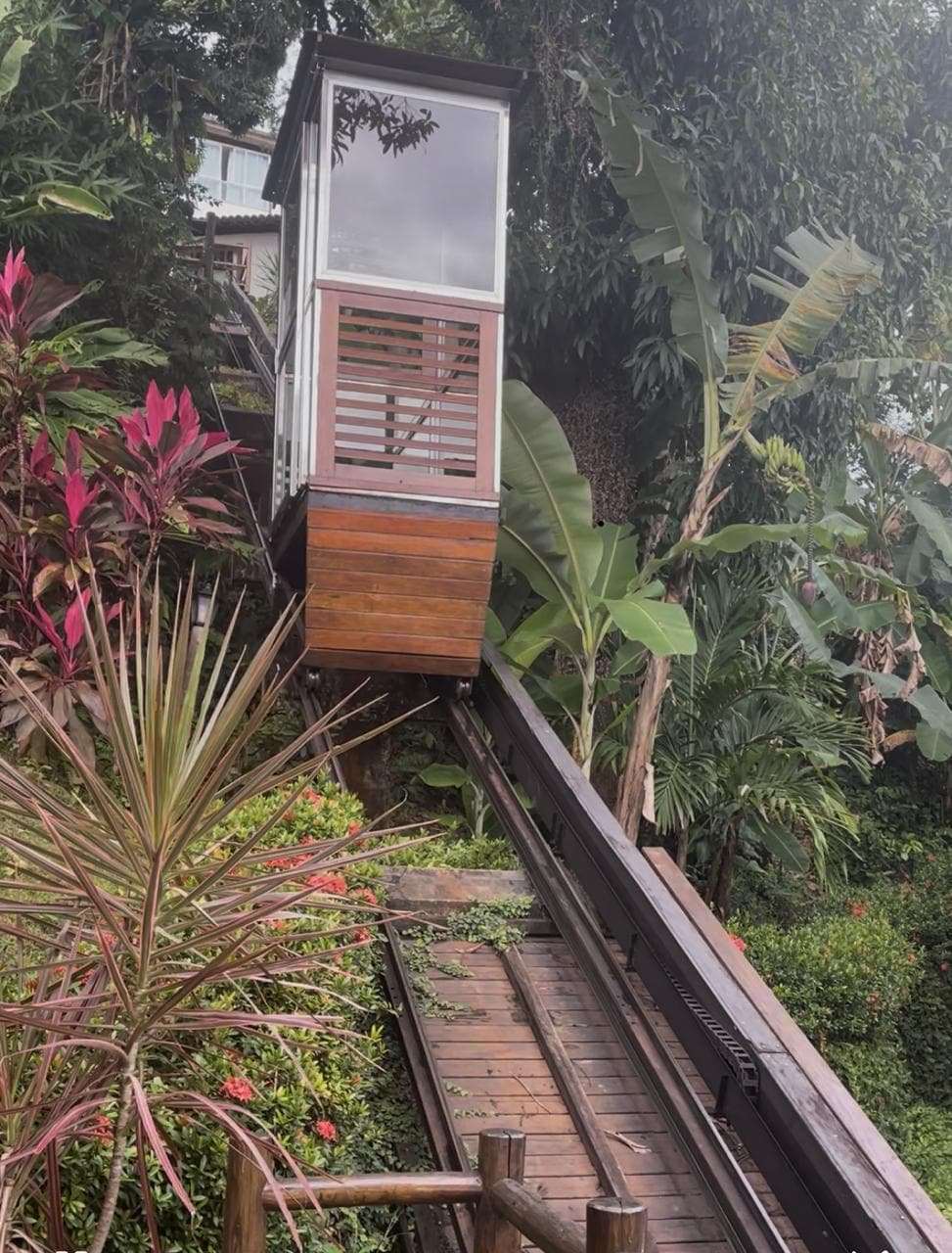 Um bondinho para ajudar na subida e descida. 
(Amei)