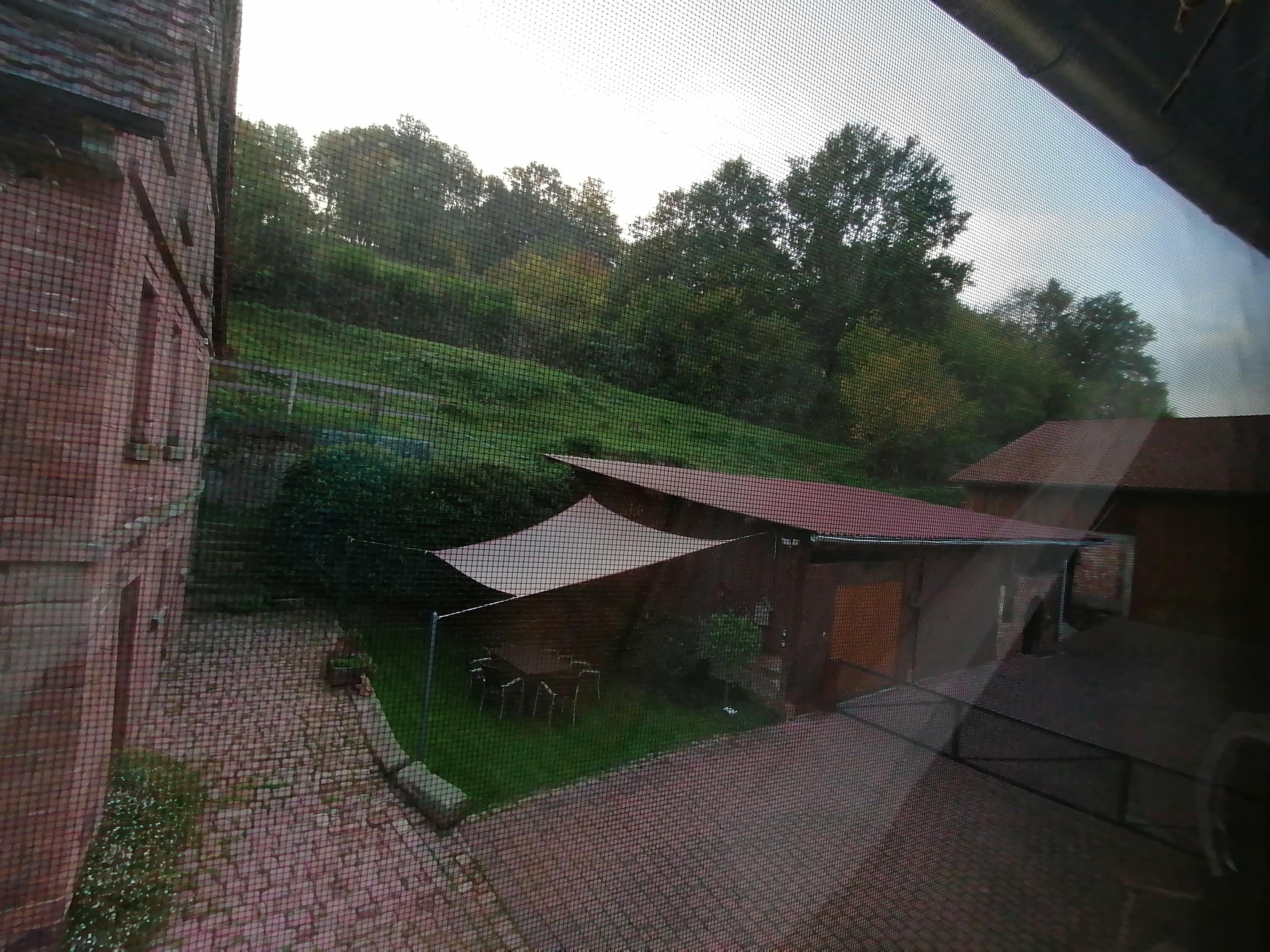Ausblick vom Schlafzimmer in den Hof mit Sitzecke