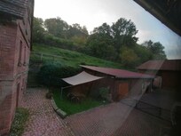 Ausblick vom Schlafzimmer in den Hof mit Sitzecke