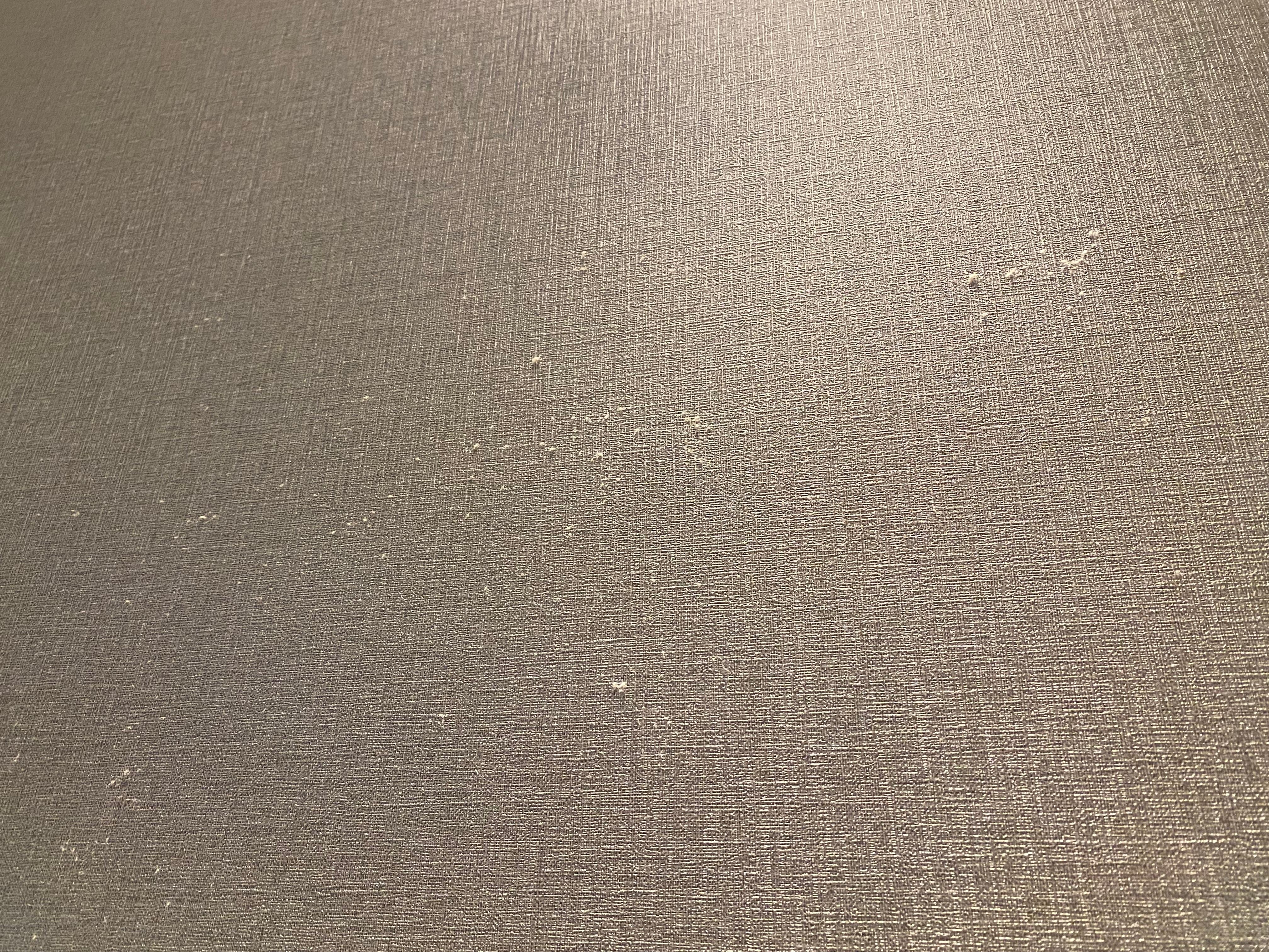 近書枱上的牆壁有很多塵！