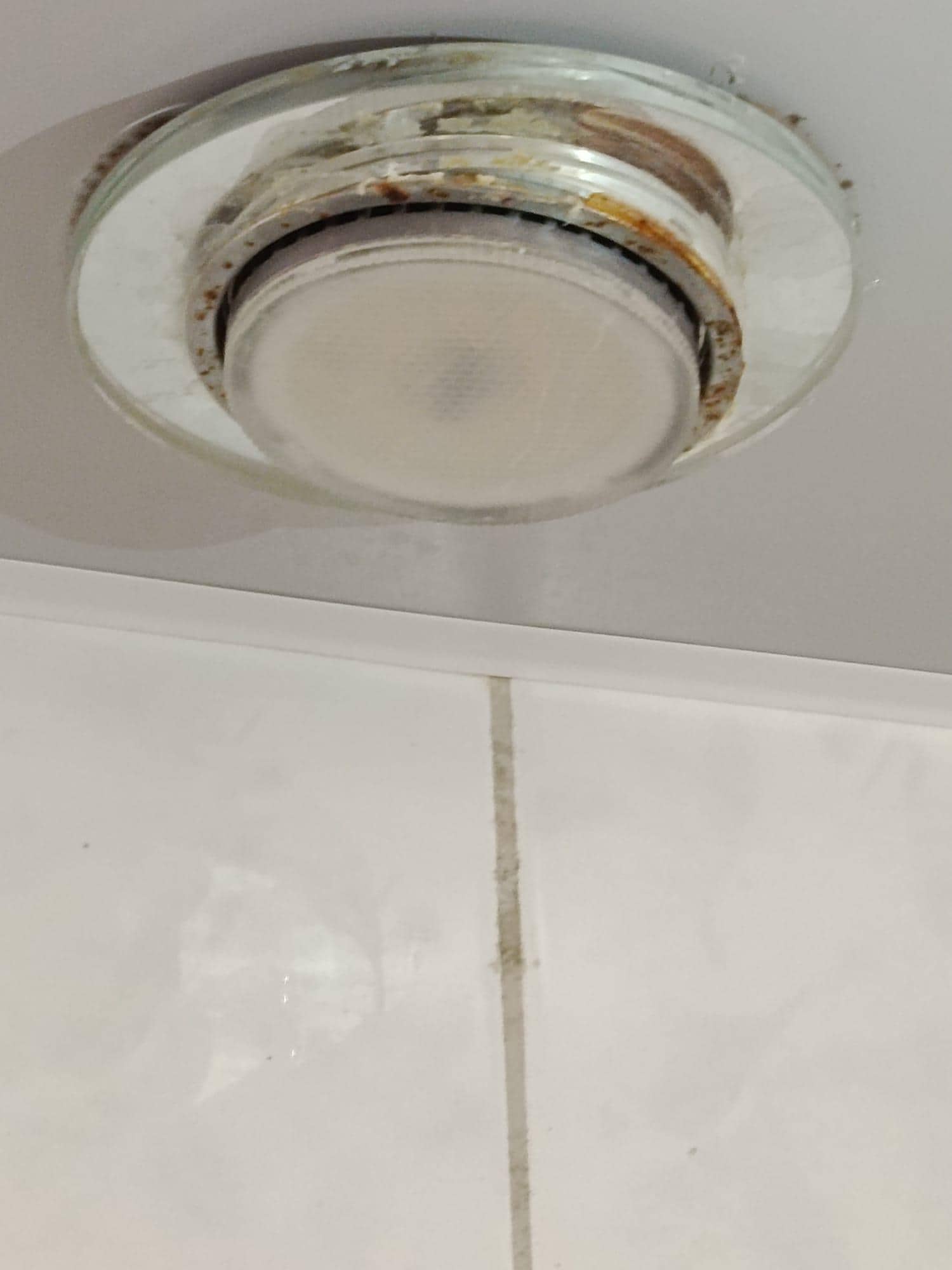 Eine der 6 Lampen im Bad 