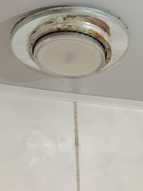 Eine der 6 Lampen im Bad