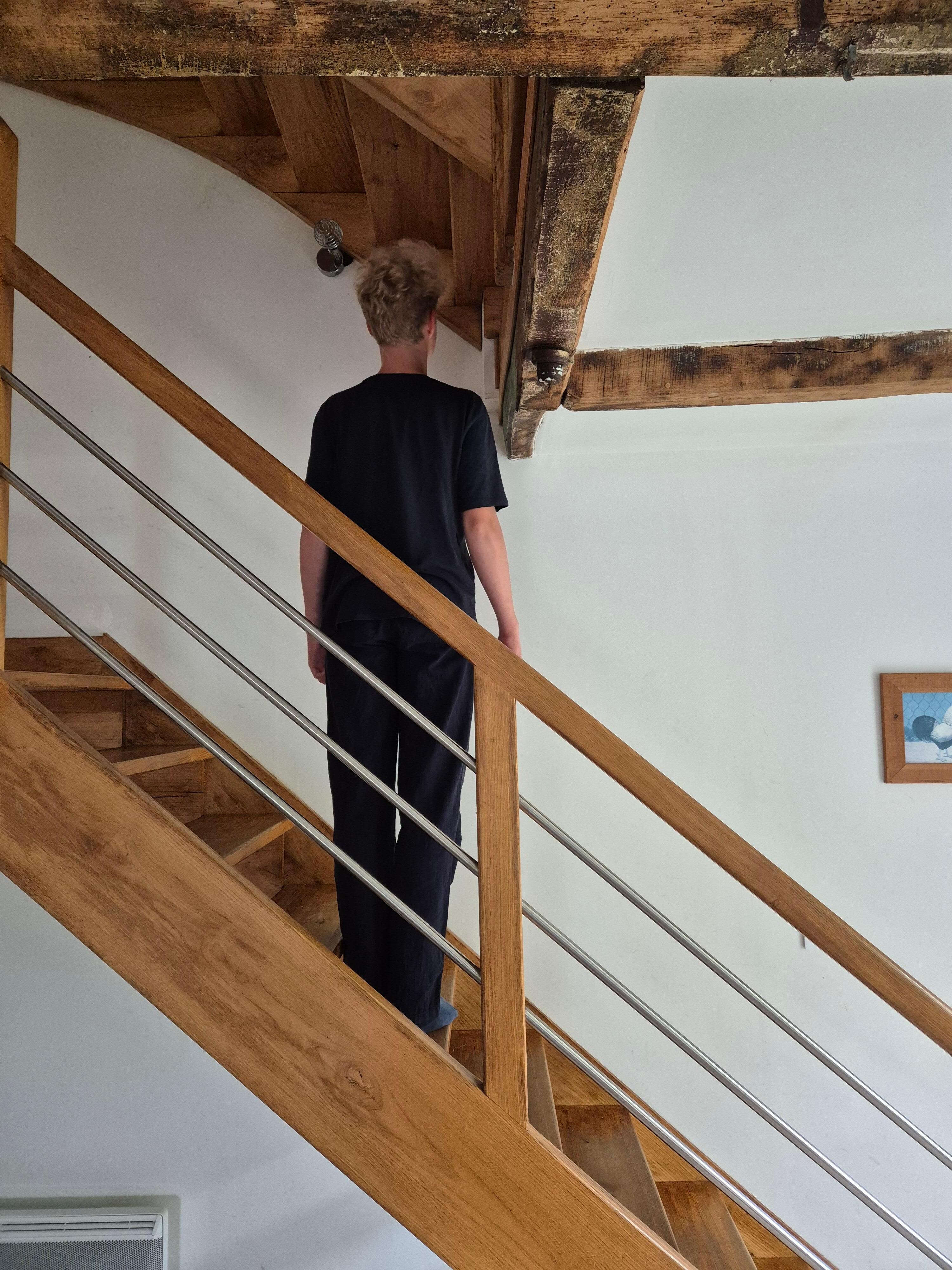 Durchgangshöhe der Treppe, Person auf dem Foto ist 1,68 m. Durchgang nur extrem gebückt möglich!