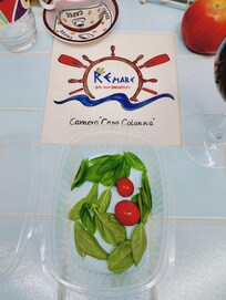 Frische Basilikum und frische Tomaten aus dem Garten