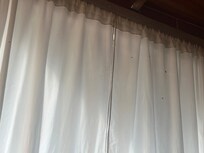 Esto era en la habitación a pesar de que todo estaba cerrado las mosca eran incontables