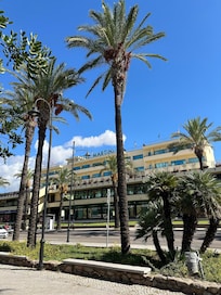 Busstop lige overfor hotellet er meget praktisk