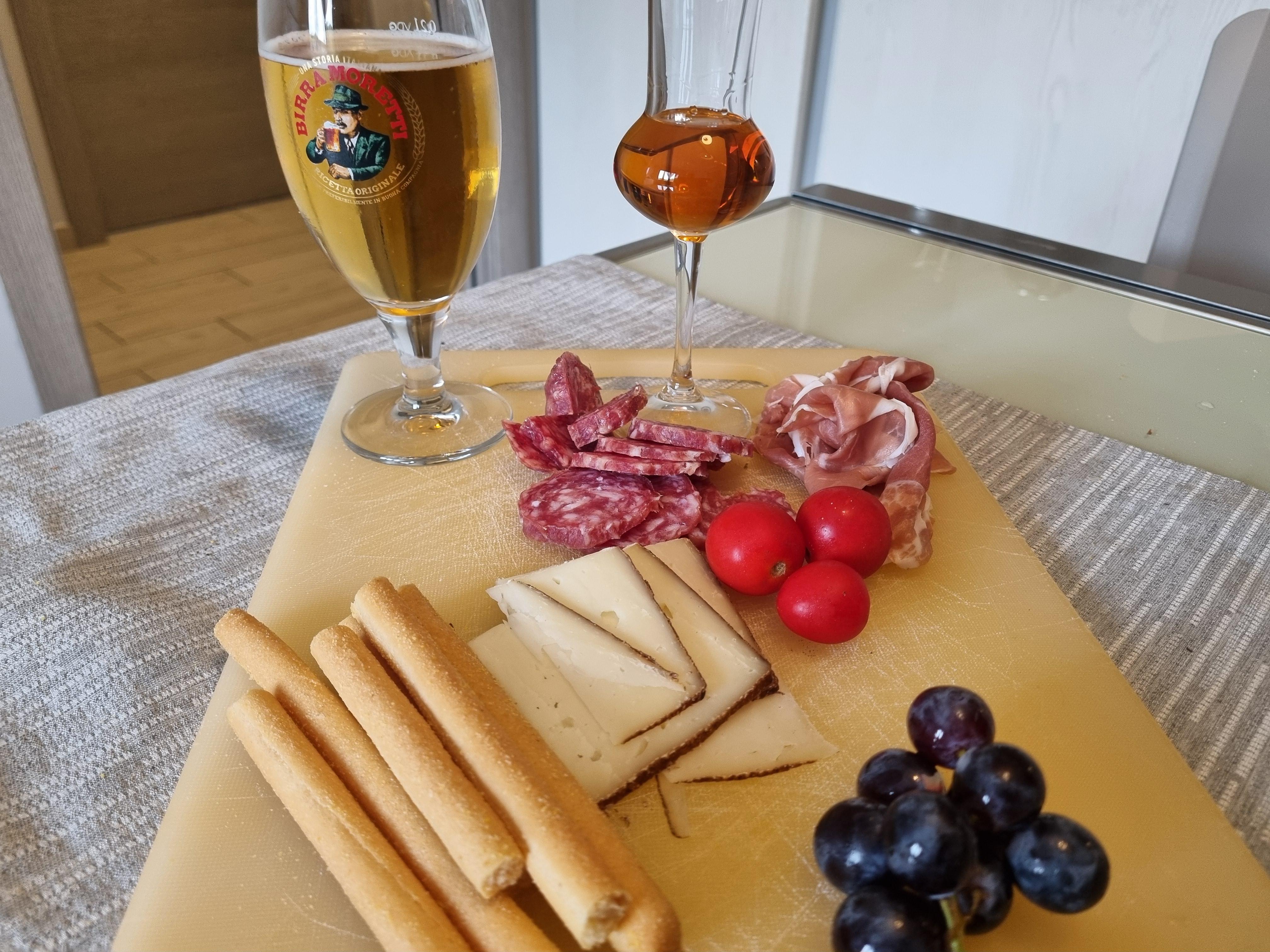 A simple lunch in the kitchen. Had to taste the Italian beer, not only the wine. Moretti is a good choice.