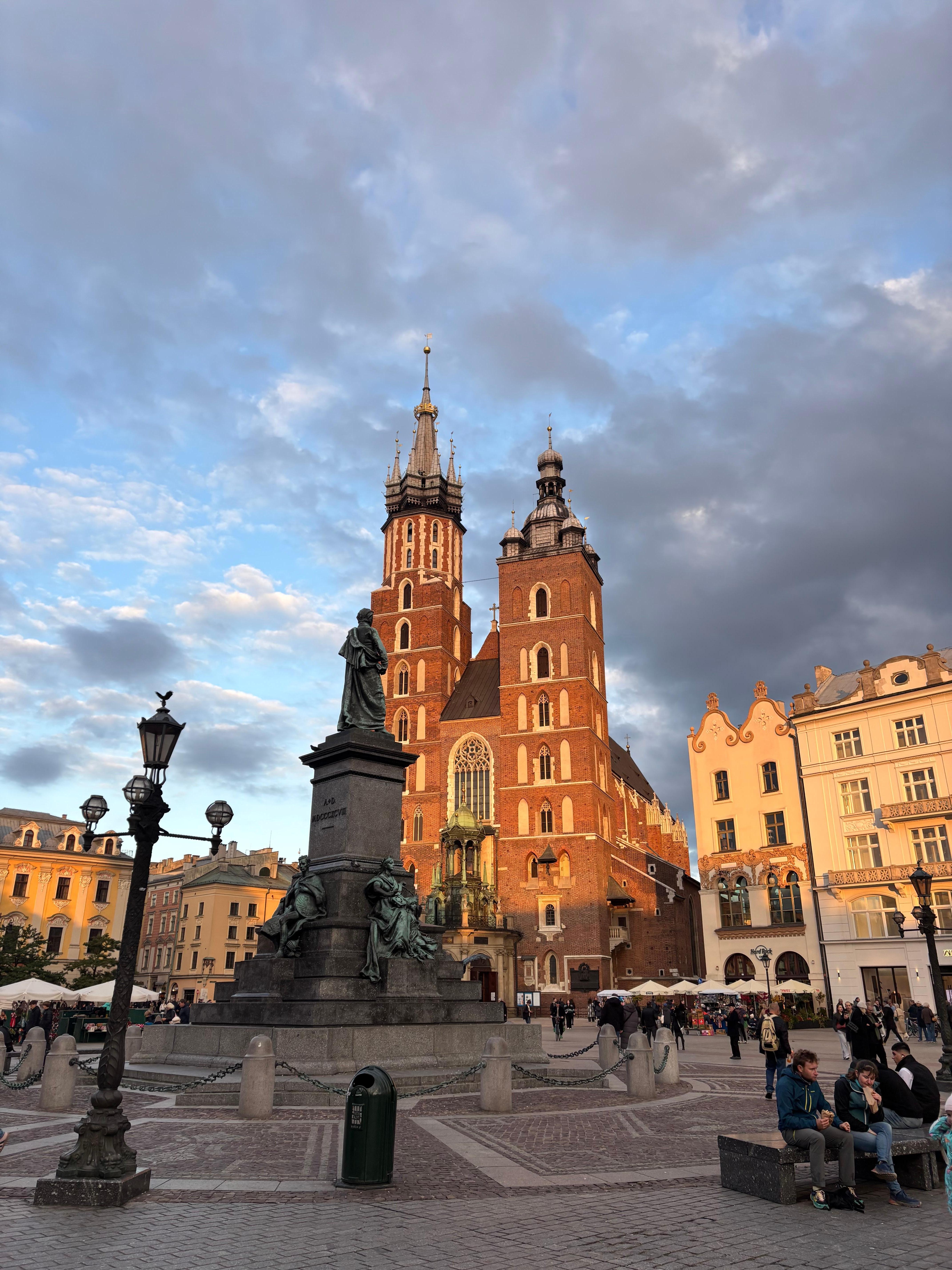 Eu ia de apé nesta praça histórica. Ótima localização. 