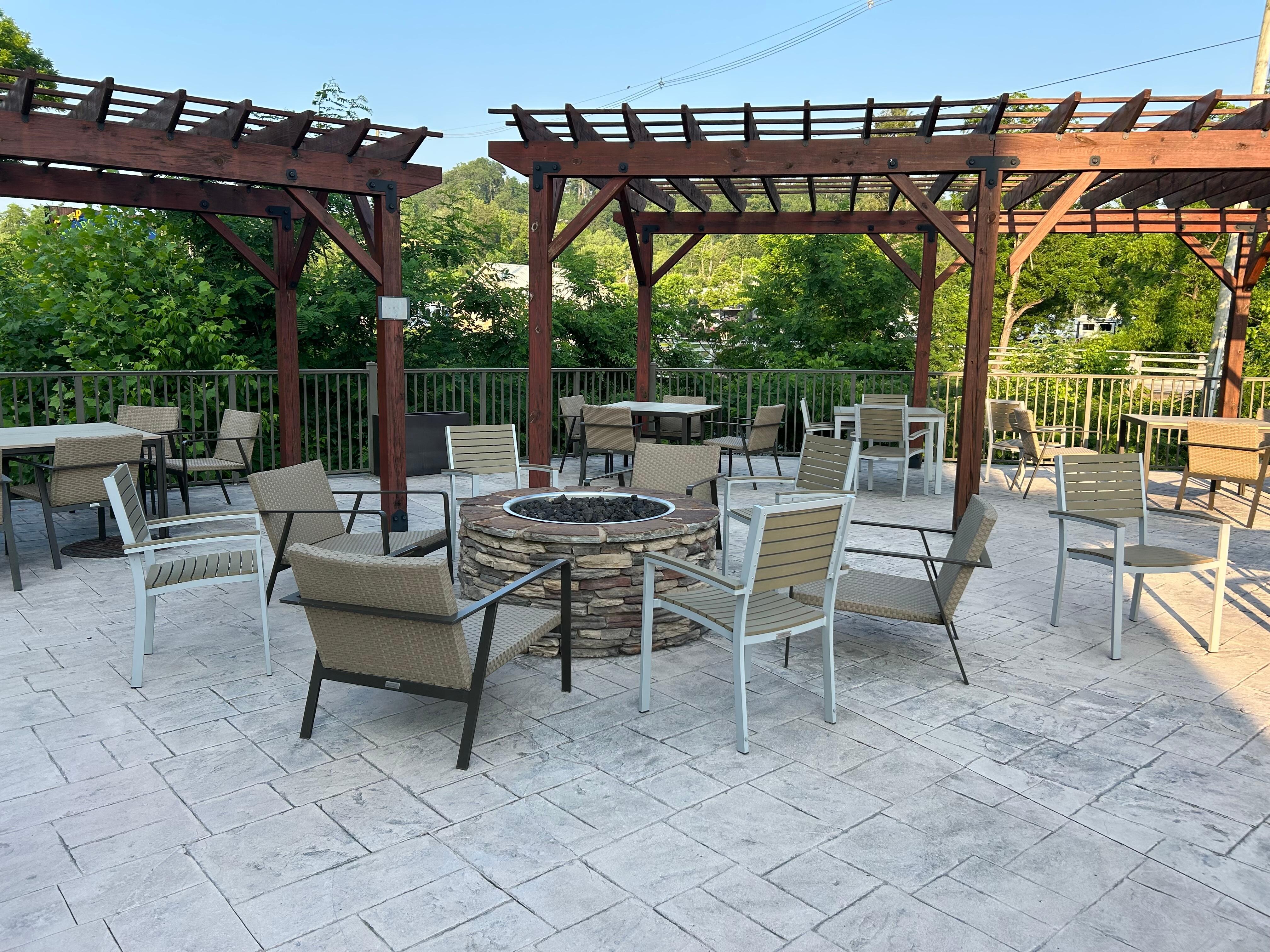 The veranda with fire pit 