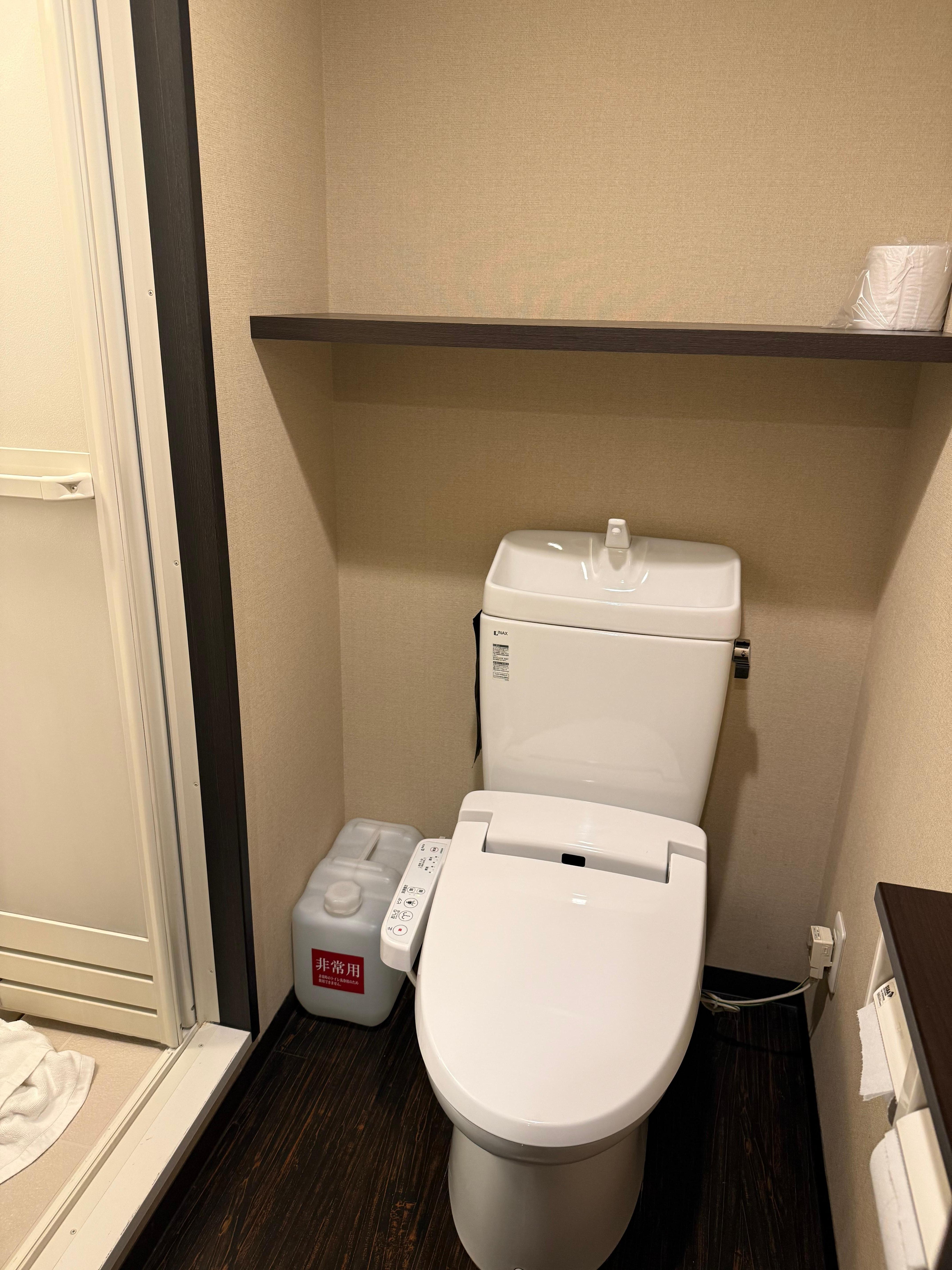 トイレ
左側にシャワーブース