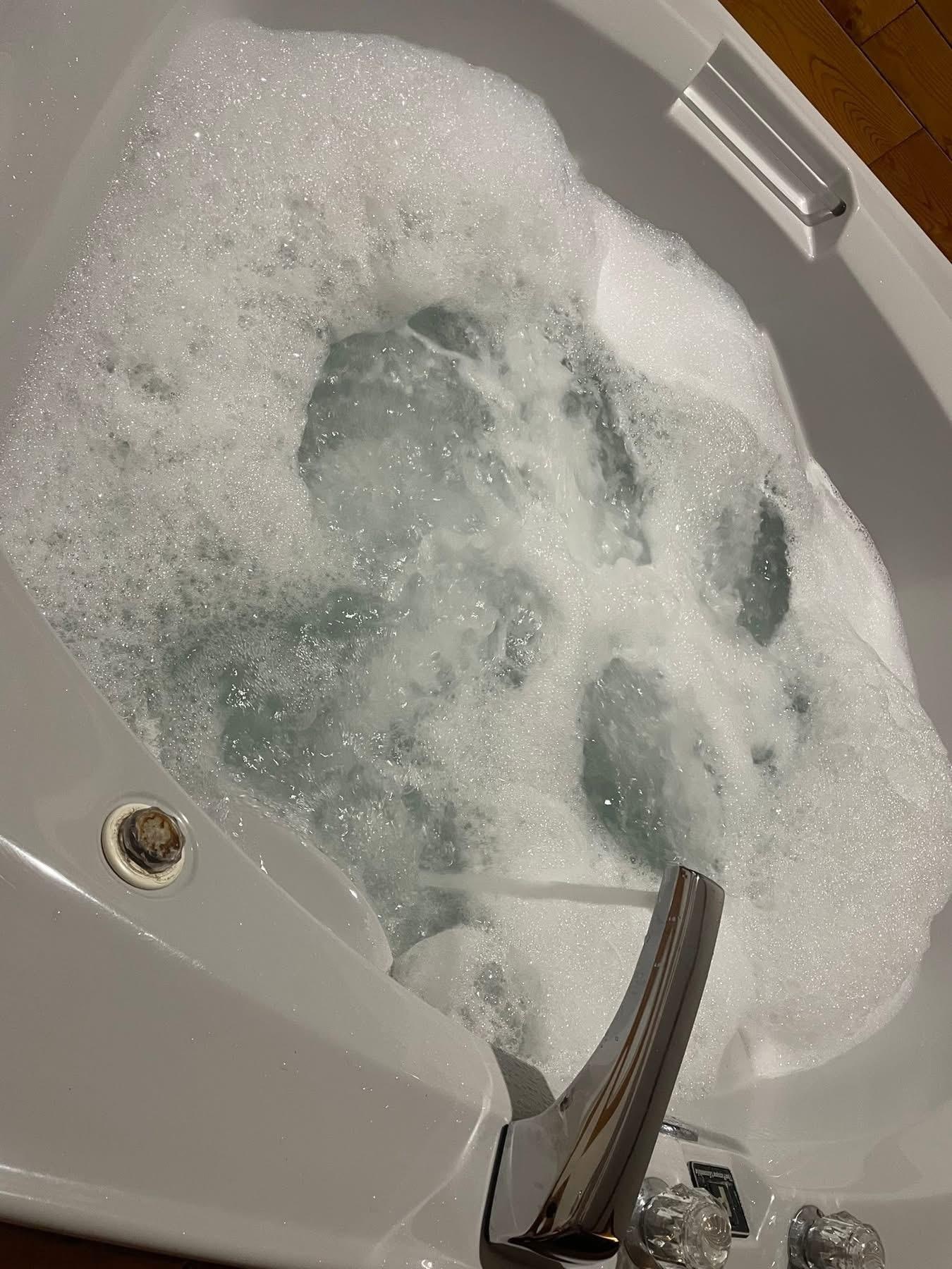 Hot tub in the 2 Queen, Lakeview room