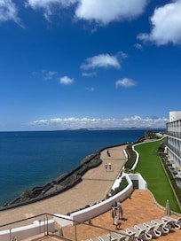 Vue de la piscine vers la mer