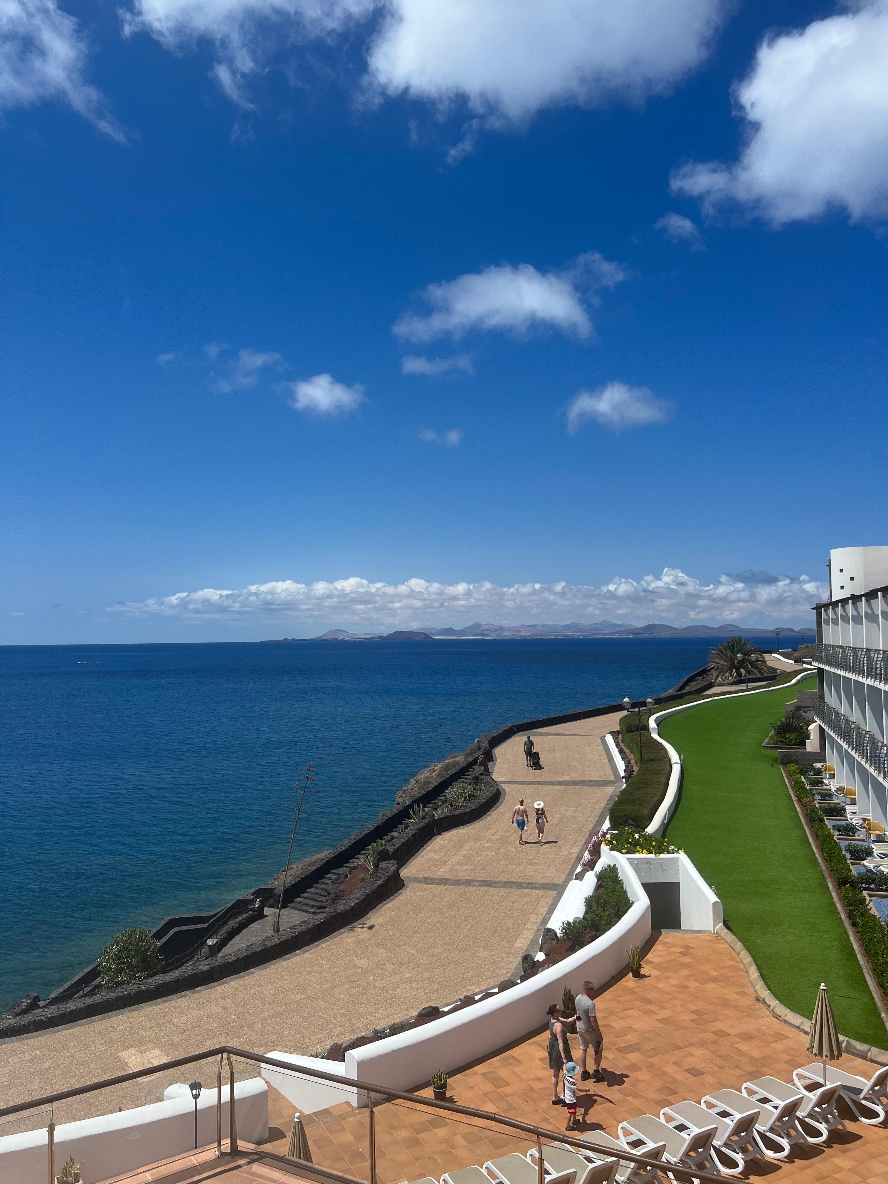 Vue de la piscine vers la mer 