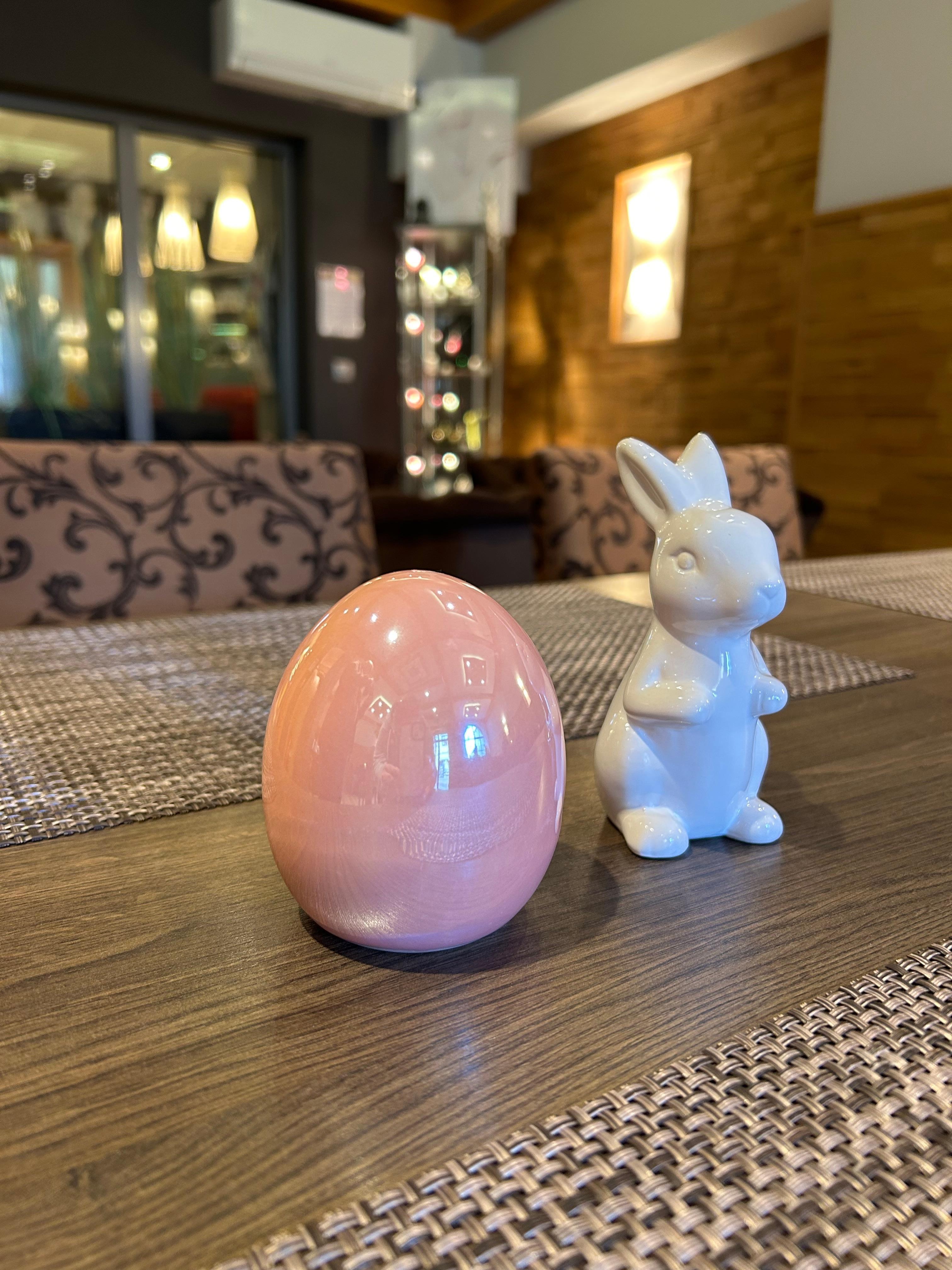 Cute decor in lobby, tables for breakfast or drinks. 