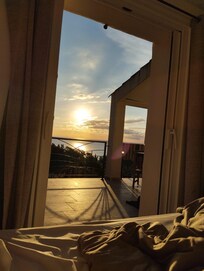 Vue d'une des chambres au levé du soleil