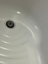 有浴缸但太污糟,不敢使用