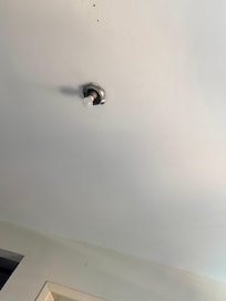 Nao tem ao menos um lustre no quarto .