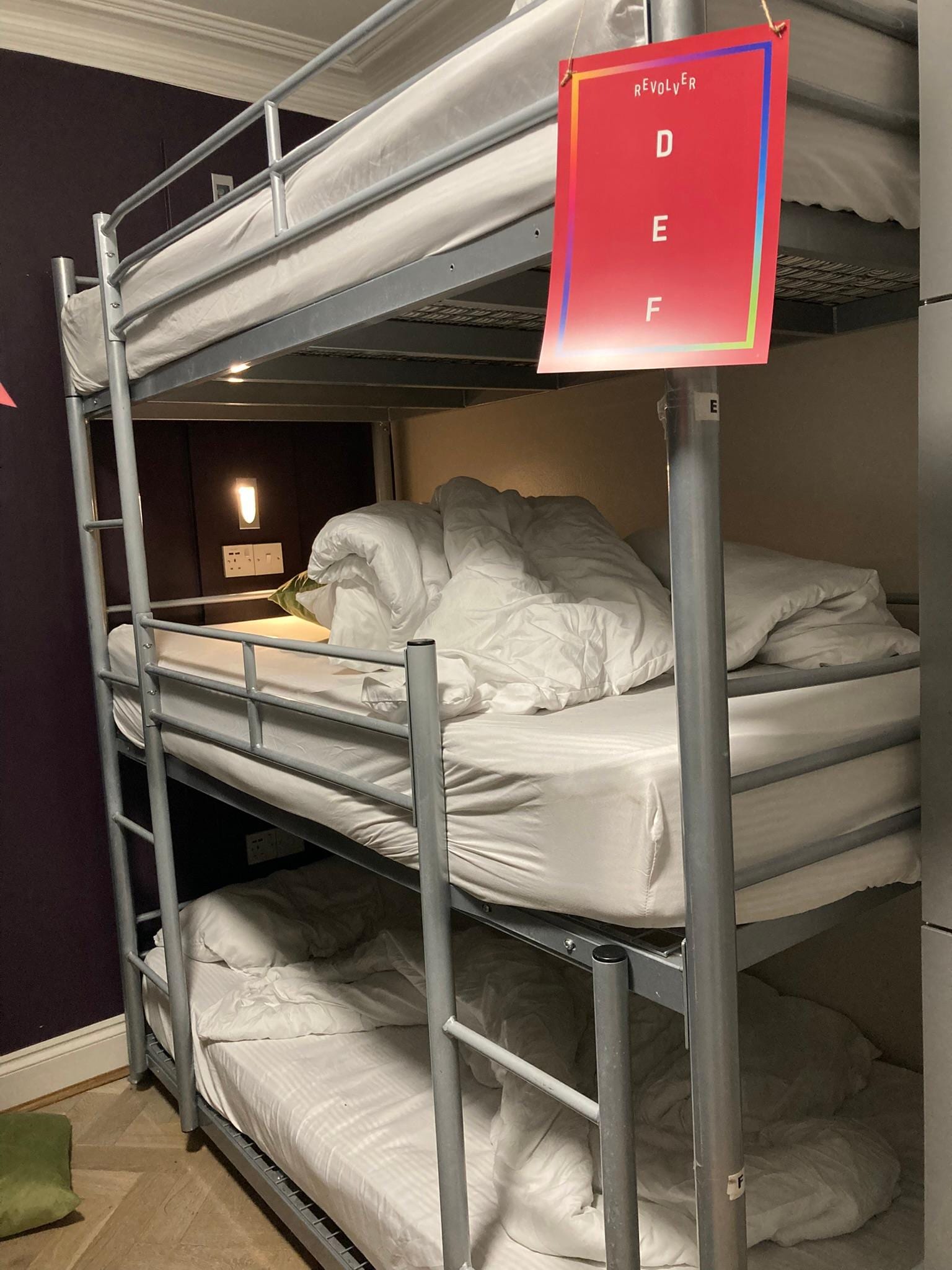 Three-layered bunk bed which is difficult to get onto the bed