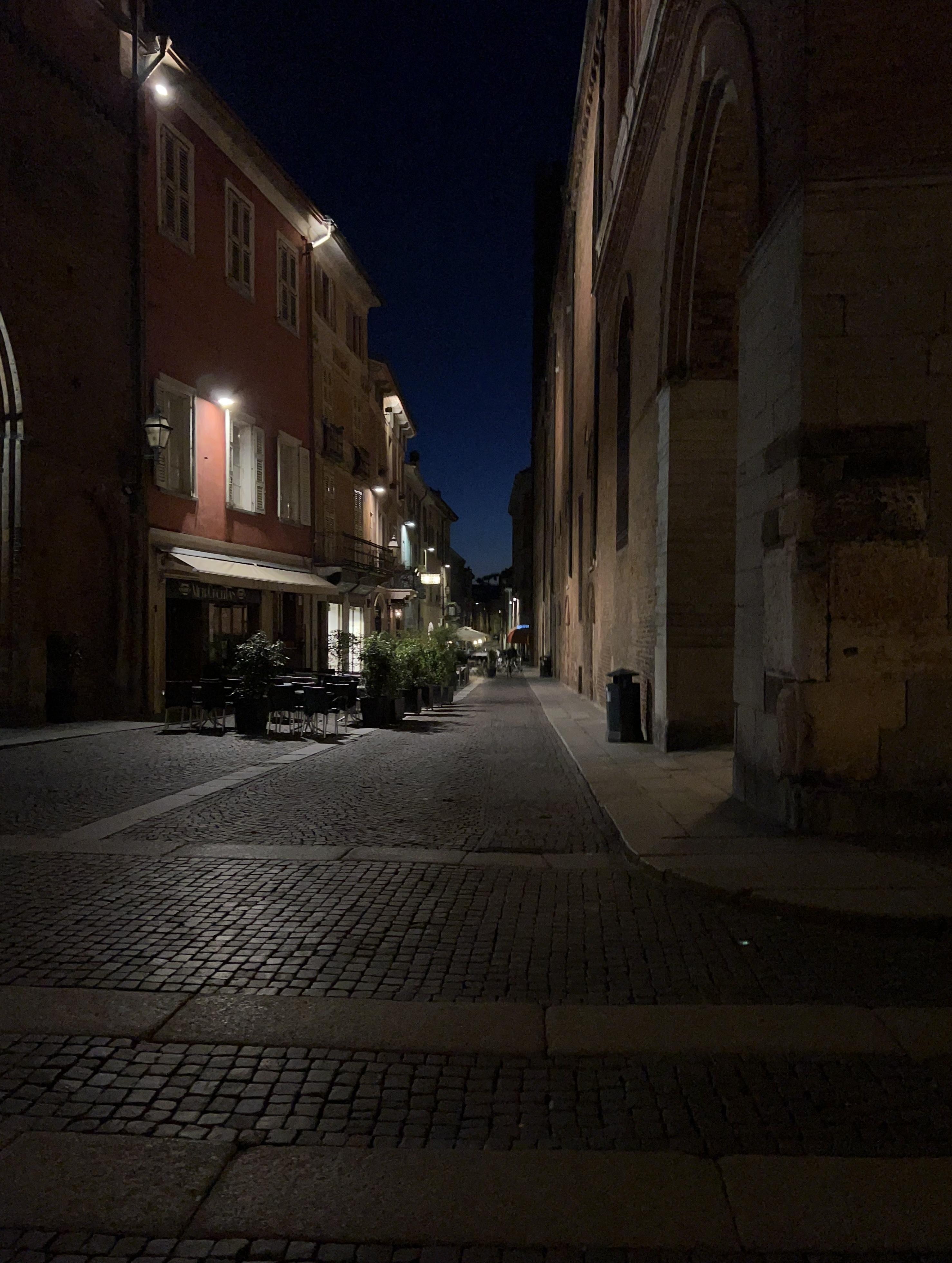 På den ene siden er Hotellet