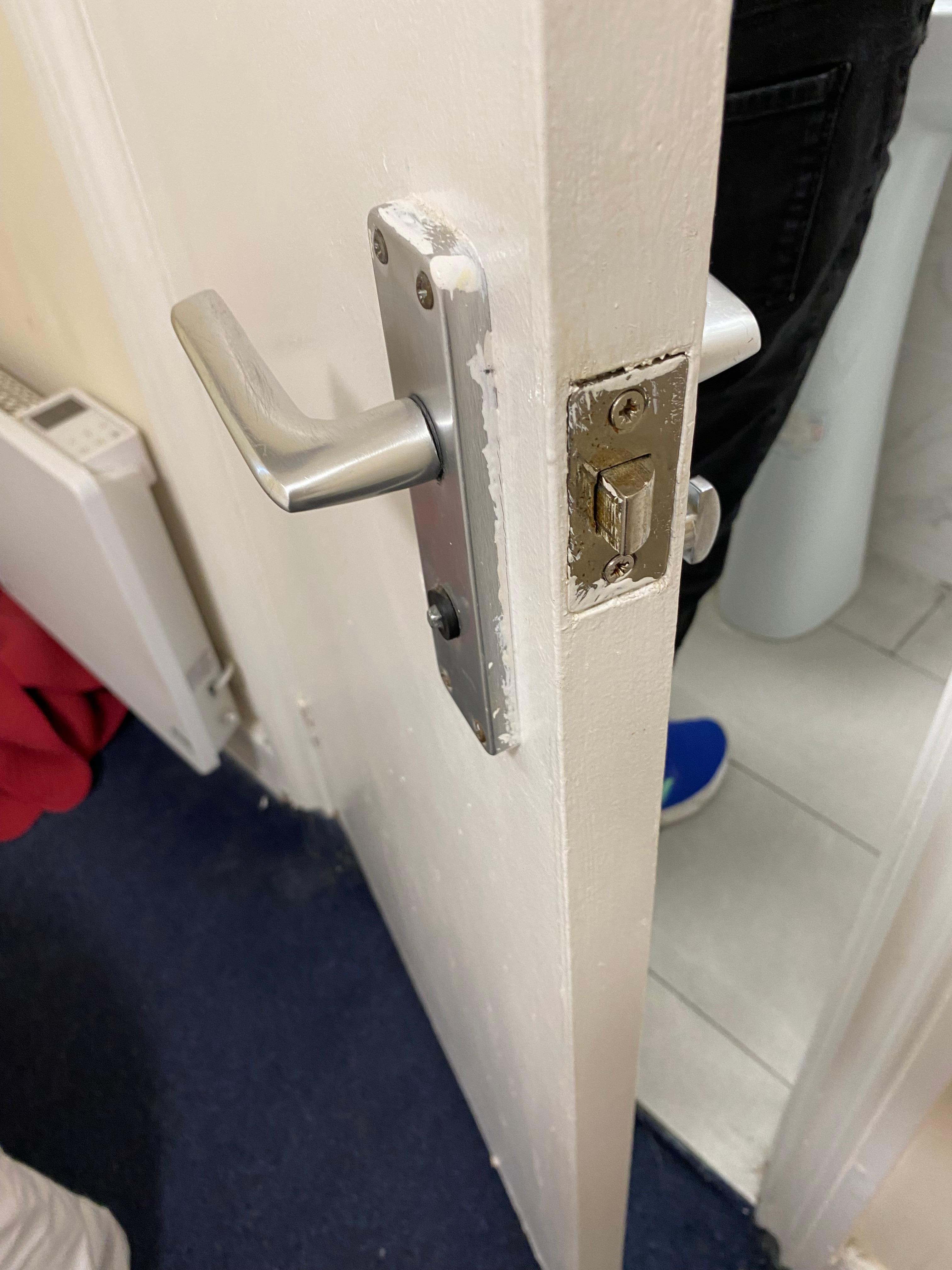 Dør kunne ikke lukke og heller ikke låse