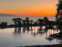 coucher de soleil sur la piscine