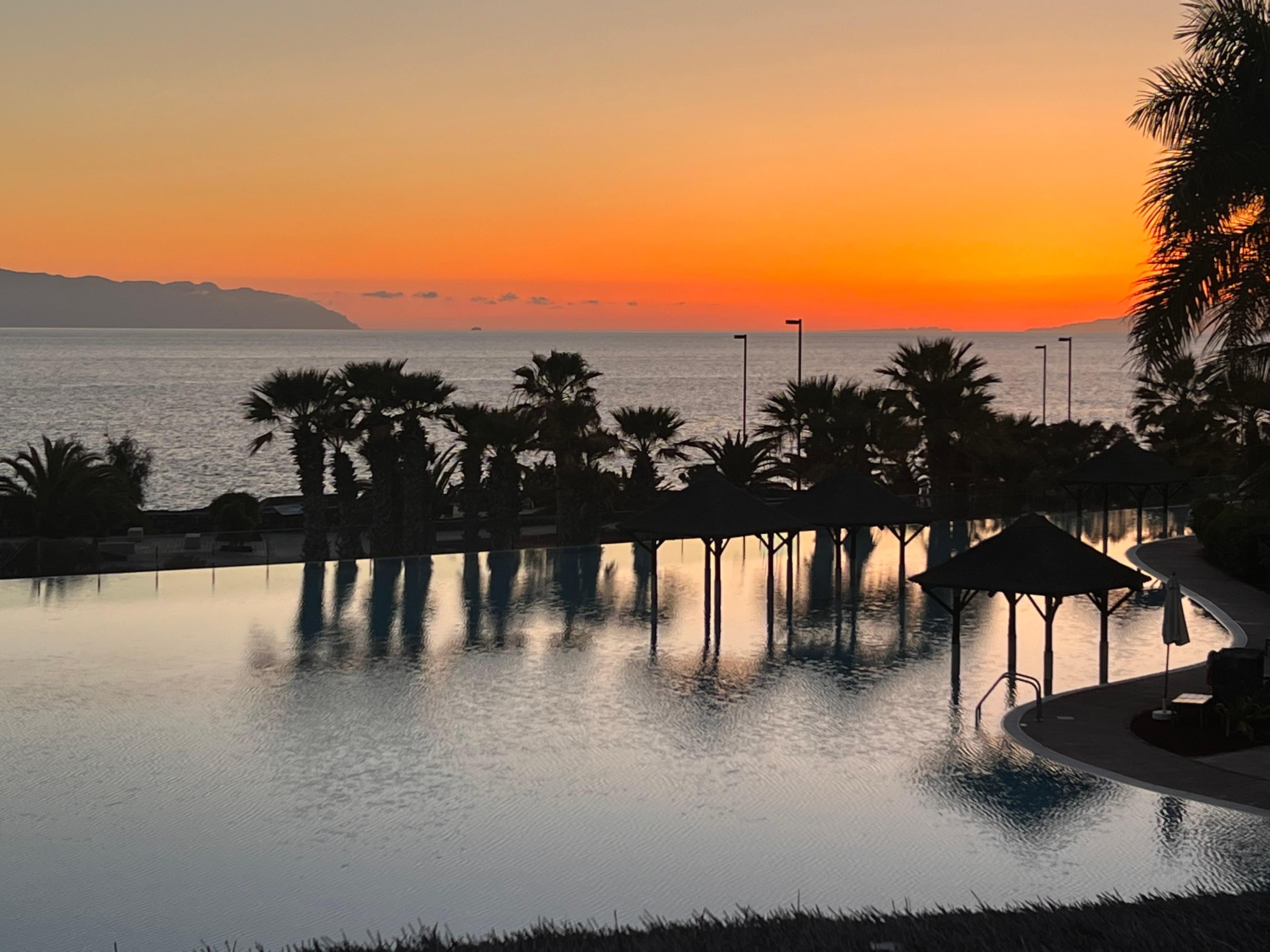 coucher de soleil sur la piscine