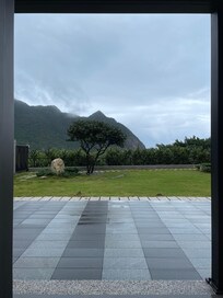 本次入住的房間是「茶花」,就因為房門口正對著這棵5~60年的資深茶花樹💕