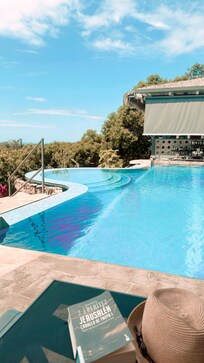 Vista a la piscina y bar