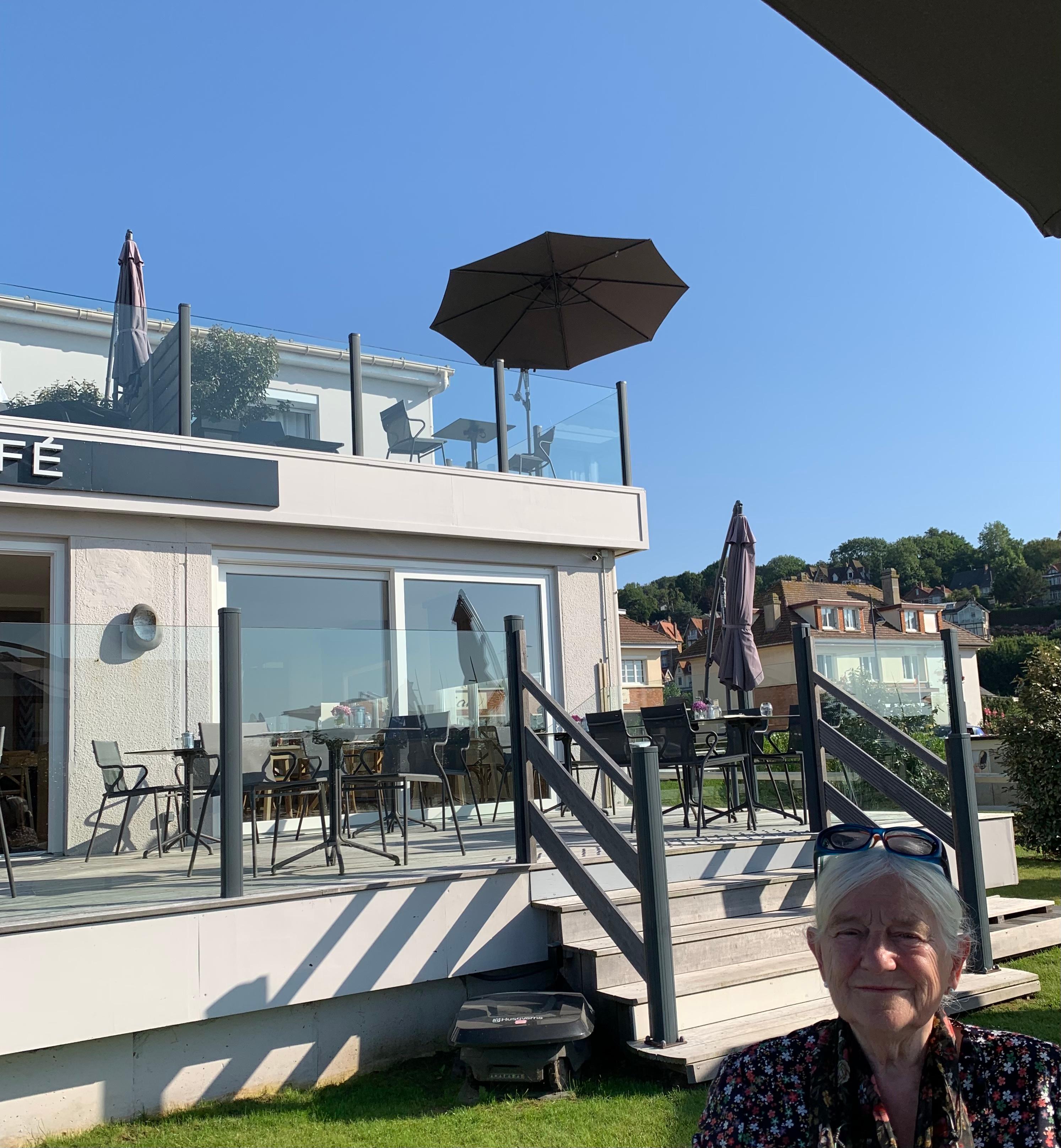 Heel groot balcon meer uitzicht op zee